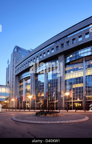 Das Europäische Parlament Gebäude (Haupthalle) in Brüssel (Bruxelles), Belgien und bei Nacht. Stockfoto