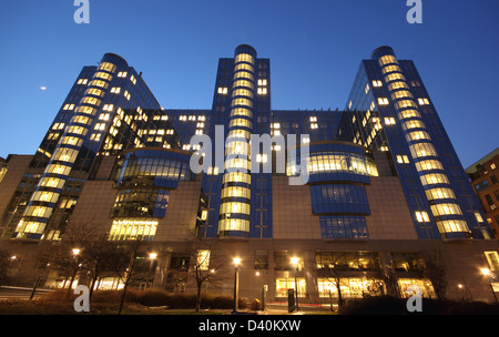 Die Wolkenkratzer Türme des Europäischen Parlaments in Brüssel (Bruxelles), Belgien und bei Nacht. Stockfoto