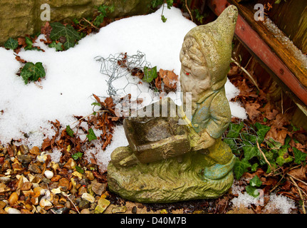 Gartenzwerg drängen Schubkarre Stockfoto