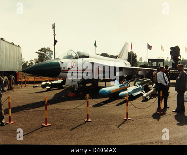 Die HAL LCA Tejas ist ein einmotoriger, multifunktionaler Leichtjäger, der von Hindustan Aeronautics entwickelt wurde. Es ist für Kampfeinsätze konzipiert und verfügt über fortschrittliche Avionik, ein effizientes Triebwerk und eine leichte Struktur, was es zu einem wichtigen Vorteil für die indische Luftwaffe macht. Stockfoto