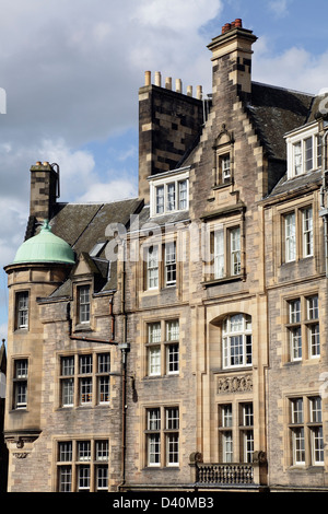 Architektonisches Detail eines Sandstein-Mietshauses an der Cockburn Street in der Altstadt, Edinburgh City Centre, Schottland, UK Stockfoto