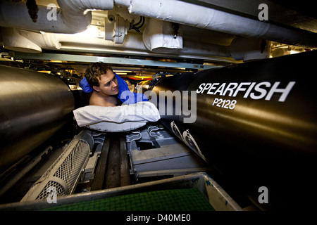 Mann im Bett mit Torpedos in nuklearen u-Boot HMS Talent Stockfoto
