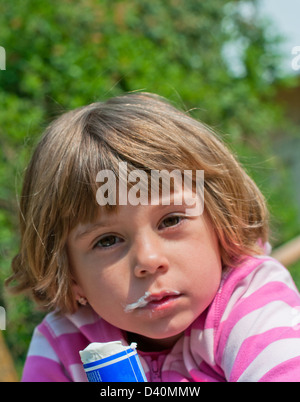 Eis, Eis, Soft Serve Ice Cream, Kind, Essen, Mädchen, lecken, Sommer, Verkostung, Menschen, Snack, Stockfoto