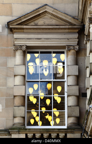 Detail eines Fensters und Lichter in Lothian Chambers, West Parliament Square, Edinburgh City Centre, Schottland, UK Stockfoto