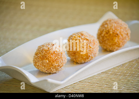 Papanasi - rumänischen traditionellen Donut aus einer Mischung von süß gemacht. Stockfoto