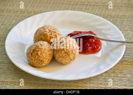 Papanasi - rumänischen traditionellen Donut aus einer Mischung von süß gemacht. Stockfoto