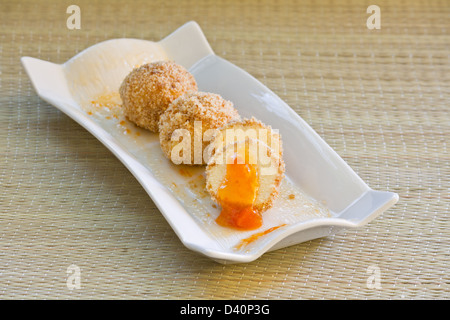 Papanasi - rumänischen traditionellen Donut aus einer Mischung von süß gemacht. Stockfoto