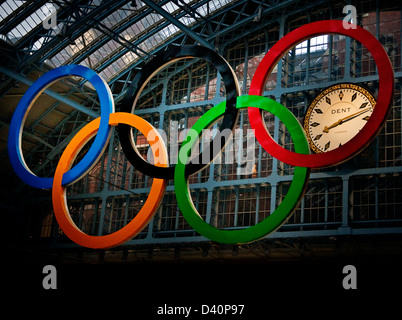 Olympische Ringe hängen auf Str. Pancras Bahnhof zeigt Uhr an 20:12 Stockfoto