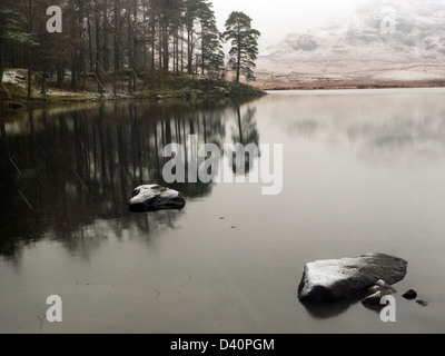 Blea Tarn im Schnee, saisonabhängige Stockfoto