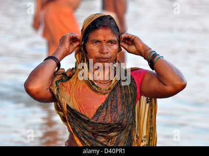 Ein Hindu Gläubigen beten als Stand in den Gewässern der Sangam oder Zusammenfluss der Yamuna, Ganges und mythischen Saraswati. Stockfoto