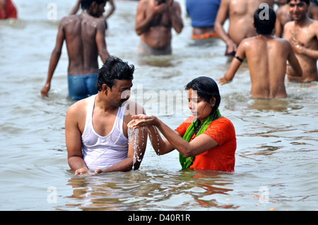 Ein Hindu paar beten am Ufer der Sangam Zusammenfluss des Flusses Ganga, Yamnuna und mythischen Saraswati während Kumbh Stockfoto