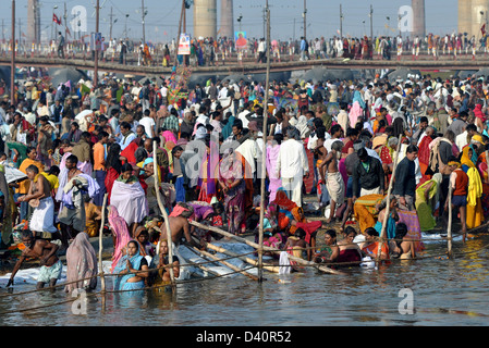 Hindu Anhänger Baden an den Ufern des Sangam, dem Zusammenfluss von den heiligen Flüssen Ganges, Yamuna und die mythischen Saraswati. Stockfoto