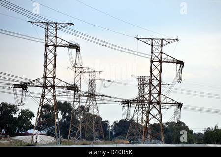 Großen Pylone tragen elektrische Leitungen. Stockfoto