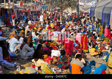 Hindu Anhänger Camp am Ufer des Sangam Zusammenfluss von Ganges, Yamnuna und mythischen Saraswati während Kumbh Festivals. Stockfoto