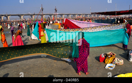 Frauen-Anhänger trocknet Saris in der Nähe der Sangam im Bereich Kumbh Mela am 9. Februar 2013 in Allahabad, Indien. Stockfoto