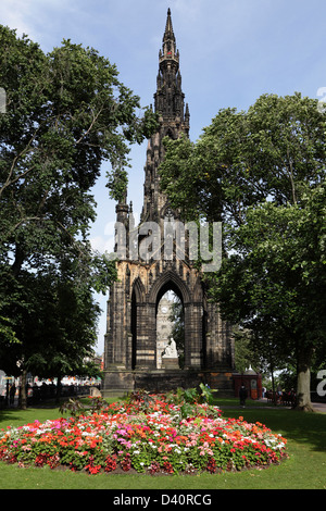 Sir Walter Scott Monument und Statue in East Princes Street Gardens, mit dem Balmoral Hotel Clock Tower, Edinburgh City Centre, Schottland, UK Stockfoto