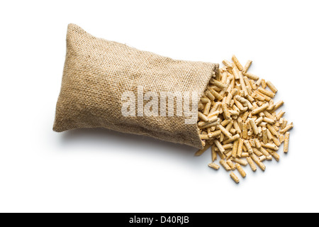 Holzpellets in Jute Sack auf weißem Hintergrund Stockfoto