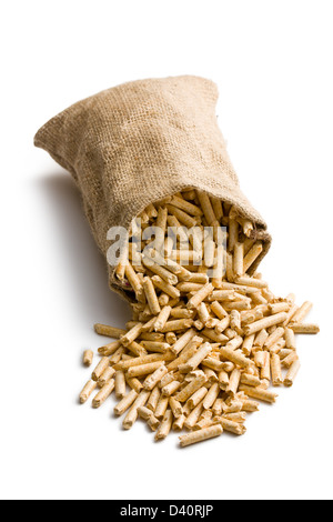 Holzpellets in Jute Sack auf weißem Hintergrund Stockfoto