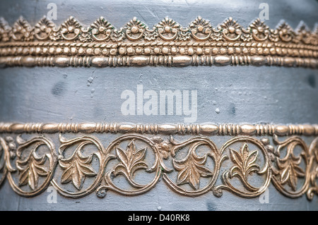 Detail der alten orthodoxen Kirche Glocke mit zwei Metallverzierungen parallel zueinander. Goldene Grunge kunstvollen Muster auf grau getragen mich Stockfoto