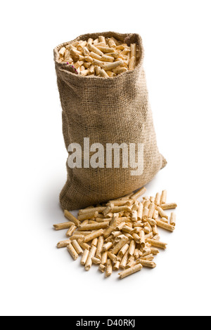 Holzpellets in Jute Sack auf weißem Hintergrund Stockfoto