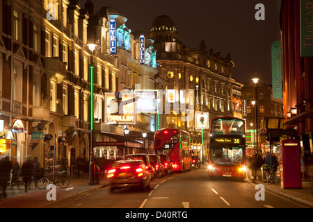 Herzen des Londoner Theatreland, Shaftesbury Avenue: Lyrik, Apollo, Gielgud, Queens Theater mit 2 Bussen, inc neue Routemaster Stockfoto