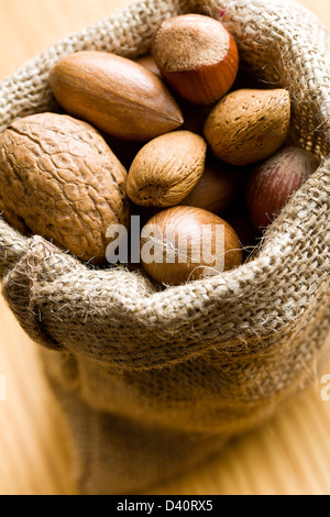 die verschiedenen Nüssen in Jute-Tasche Stockfoto