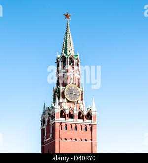 Spasskaya Tower des Kreml mit Uhr und roter Stern. Schönen alten Stil des Gebäudes mit blauem Himmel als Hintergrund. UNESCO Welt er Stockfoto