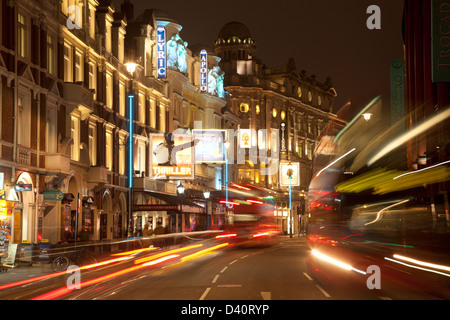Herzen des Londoner Theatreland, Shaftesbury Avenue: Lyrik, Apollo, Gielgud Theater mit Bus Lichtspuren in der Nacht Stockfoto