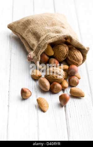 die verschiedenen Nüssen in Jute-Tasche Stockfoto