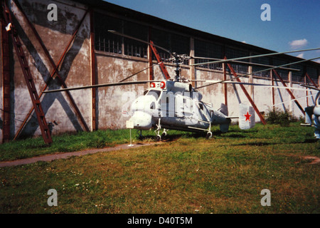 Die Kamow Ka-25, auch bekannt unter ihrem NATO-Reportingnamen Hormon, war ein sowjetischer Marinehubschrauber, der hauptsächlich für U-Boote eingesetzt wurde. Es verfügte über ein einzigartiges Koaxialrotorsystem, das Stabilität und Manövrierfähigkeit bot und so für seine Rolle bei Marineoperationen während des Kalten Krieges sehr effektiv war. Stockfoto