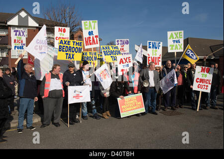 Bootle, UK. 28. Februar 2013. Menge zu Beginn der Demonstration vor einer Vision Büros, Kaspischen Ort Bootle Montage. Stand Up In Bootle, eine Basisgruppe Kampagne in der Nähe von Liverpool organisiert eine Demonstration in Bootle Innenstadt gegen die Schlafzimmer-Steuer. Sie sind auch für diejenigen, die Leistungen beantragen und Leben im sozialen Wohnungsbau solcher Vereinigungen eine Vision und Riverside Housing Kampagnen. Polizeilichen Schätzungen über die Demonstration am 1200 Credit: David Colbran / Alamy Live News Stockfoto