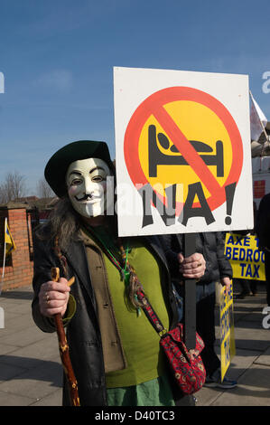 Bootle, UK. 28. Februar 2013. Stand Up In Bootle, eine Basisgruppe Kampagne in der Nähe von Liverpool organisiert eine Demonstration in Bootle Innenstadt gegen die Schlafzimmer-Steuer. Sie sind auch für diejenigen, die Leistungen beantragen und Leben im sozialen Wohnungsbau solcher Vereinigungen eine Vision und Riverside Housing Kampagnen. Polizeilichen Schätzungen über die Demonstration am 1200 Credit: David Colbran / Alamy Live News Stockfoto