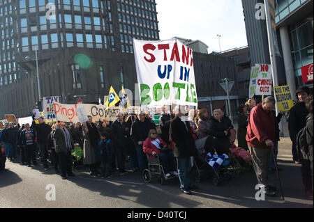 Bootle, UK. 28. Februar 2013. Stand Up In Bootle, eine Basisgruppe Kampagne in der Nähe von Liverpool organisiert eine Demonstration in Bootle Innenstadt gegen die Schlafzimmer-Steuer. Sie sind auch für diejenigen, die Leistungen beantragen und Leben im sozialen Wohnungsbau solcher Vereinigungen eine Vision und Riverside Housing Kampagnen. Polizeilichen Schätzungen über die Demonstration am 1200 Credit: David Colbran / Alamy Live News Stockfoto