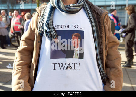 Bootle, UK. 28. Februar 2013. Mann trägt ein "Cameron ist ein Twat" T-shirt. Stand Up In Bootle, eine Basisgruppe Kampagne in der Nähe von Liverpool organisiert eine Demonstration in Bootle Innenstadt gegen die Schlafzimmer-Steuer. Sie sind auch für diejenigen, die Leistungen beantragen und Leben im sozialen Wohnungsbau solcher Vereinigungen eine Vision und Riverside Housing Kampagnen. Polizeilichen Schätzungen über die Demonstration am 1200 Credit: David Colbran / Alamy Live News Stockfoto