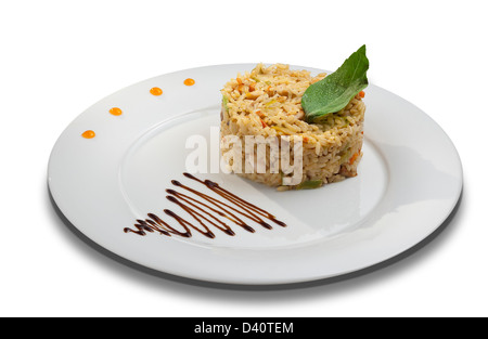 Risotto mit Gemüse auf einem weißen Hintergrund Stockfoto