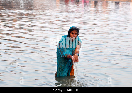 Einen hinduistischen Gläubigen zu beten, wie in den Gewässern der Sangam oder Zusammenfluss der Yamuna, Ganges und mythischen Saraswati Flüsse stehen Stockfoto