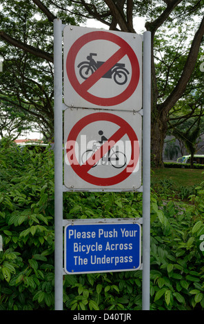 Kein Eintrag für Radfahrer oder Motorradfahrer - Zyklen oder Motorräder, Motorräder - Warnzeichen durch eine Unterführung in Singapur. Stockfoto