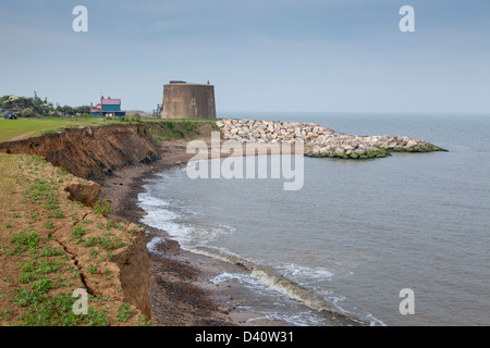 Martello-Turm am Bawdsley Suffolk in Suffolk, England Küste zeigt Küstenschutz Erosions- und Regulierungsdeich rock Stockfoto