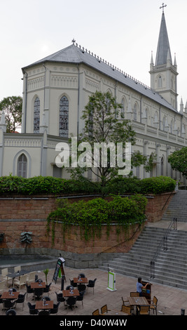 Die Multifunktionshalle Chijmes Glockenspiel und Kapelle, Singapur, mit Hary Bar unten. Stockfoto