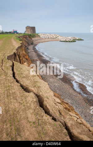 Martello-Turm am Bawdsley Suffolk in Suffolk, England Küste zeigt Küstenschutz Erosions- und Regulierungsdeich rock Stockfoto