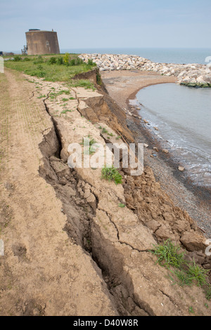 Martello-Turm am Bawdsley Suffolk in Suffolk, England Küste zeigt Küstenschutz Erosions- und Regulierungsdeich rock Stockfoto