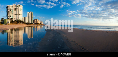 Strand Reflexionen (zusammengesetzte Panoramabild) - Lauderdale-by-the-Sea, Florida USA Stockfoto