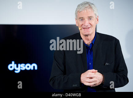 Hamburg, Deutschland. 28. Februar 2013. Britischer Unternehmer und Erfinder James Dyson präsentiert seine neue Erfindung, die Airblade Tap Hand Trockner, in Hamburg, Deutschland, 28. Februar 2013. Forbes Magazine listet Sir James Dyson als eines der 1000 reichsten Menschen der Welt. Foto: AXEL HEIMKEN/Dpa/Alamy Live News Stockfoto