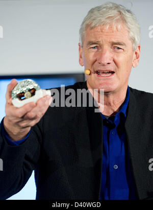 Hamburg, Deutschland. 28. Februar 2013. Britischer Unternehmer und Erfinder James Dyson präsentiert seine neue Erfindung, die Airblade Tap Hand Trockner, in Hamburg, Deutschland, 28. Februar 2013. Forbes Magazine listet Sir James Dyson als eines der 1000 reichsten Menschen der Welt. Foto: AXEL HEIMKEN/Dpa/Alamy Live News Stockfoto