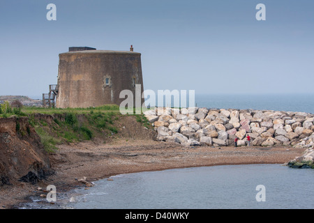 Martello-Turm am Bawdsley Suffolk in Suffolk, England Küste zeigt Küstenschutz Erosions- und Regulierungsdeich rock Stockfoto