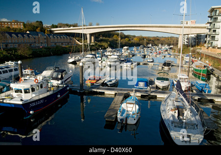 Yacht vor Anker im Fluß Ely Cardiff Bay south wales uk Stockfoto