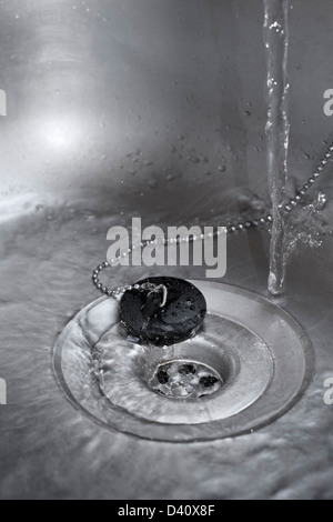 Küchenspüle - Wasser an den Abfluss in einer Küchenspüle Stockfoto