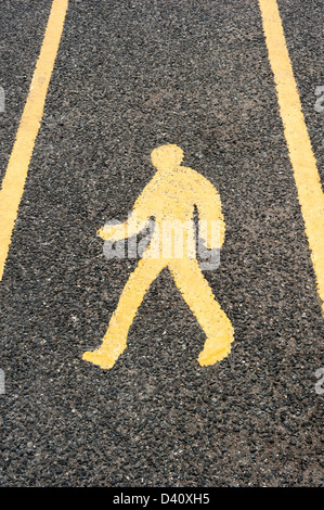 Gelbes Schild für den Fußgängerweg auf einer Straße auf einem Parkplatz, Großbritannien Stockfoto