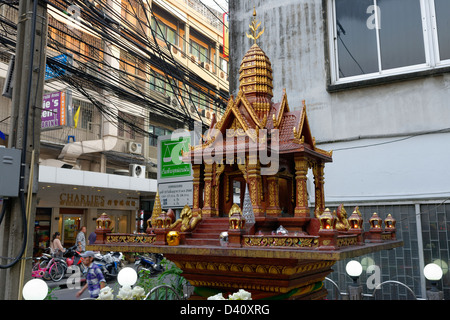 Straße der buddhistischen Schrein in Bangkok mit Blumen Stockfoto