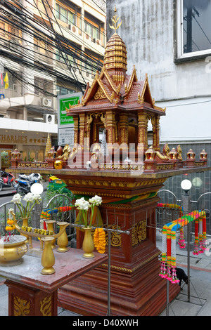 Straße der buddhistischen Schrein in Bangkok mit Blumen Stockfoto